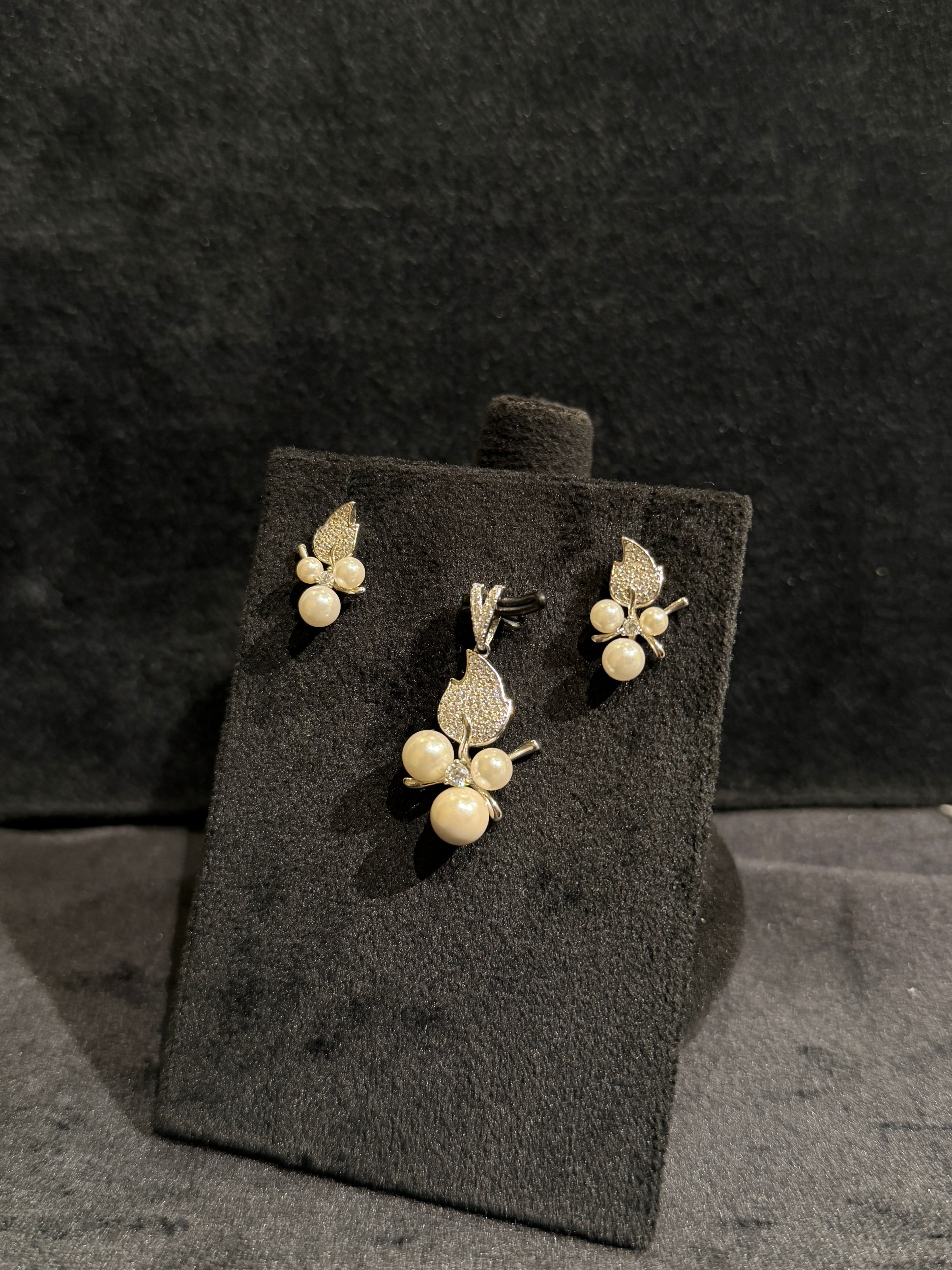 Pearl Petal Pendant Set