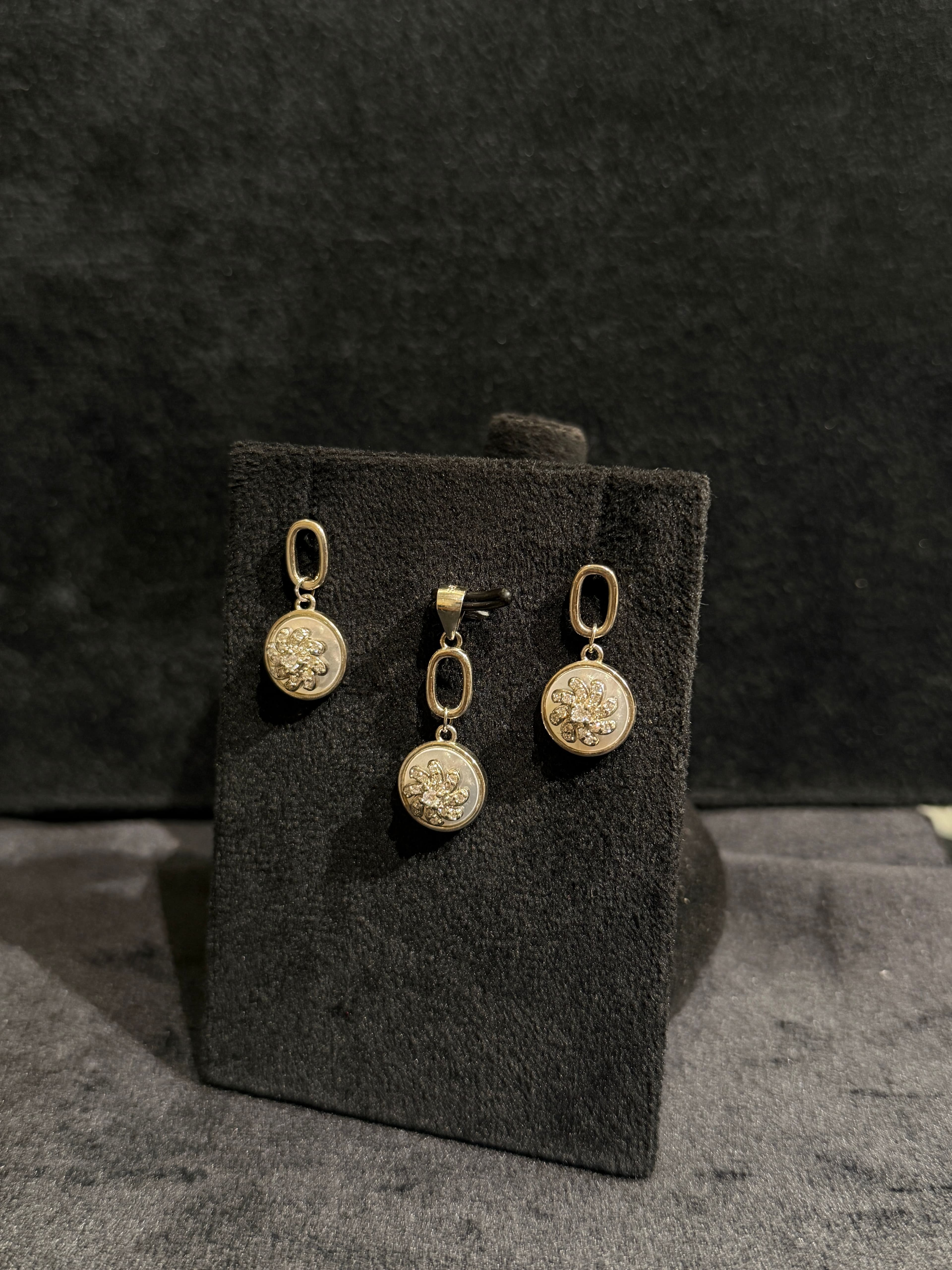 Frosted Bloom Pendant Set